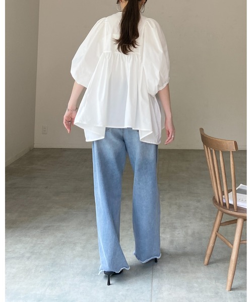 She's Closet(シーズクローゼット)の「パールボタン ボリューム袖 ギャザー ペプラム チュニックブラウス(チュニック・レディース・ホワイト/ブラック・FREE)」の12枚目の写真
