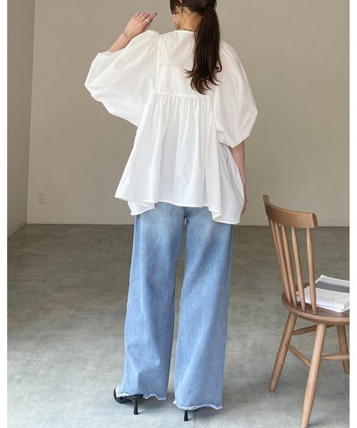 She's Closet(シーズクローゼット)の「パールボタン ボリューム袖 ギャザー ペプラム チュニックブラウス(チュニック・レディース・ホワイト/ブラック・FREE)」の13枚目の写真