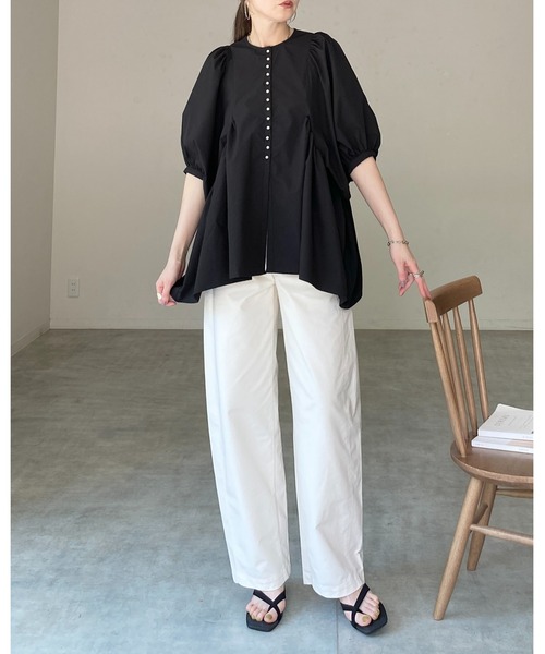 She's Closet(シーズクローゼット)の「パールボタン ボリューム袖 ギャザー ペプラム チュニックブラウス(チュニック・レディース・ホワイト/ブラック・FREE)」の15枚目の写真