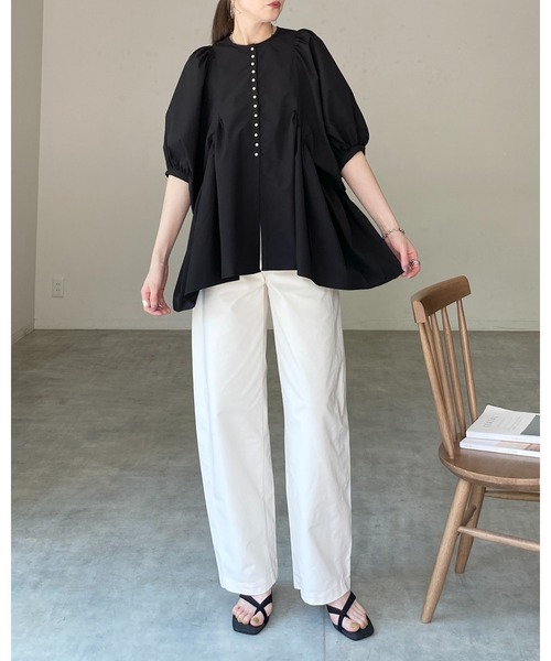 She's Closet(シーズクローゼット)の「パールボタン ボリューム袖 ギャザー ペプラム チュニックブラウス(チュニック・レディース・ホワイト/ブラック・FREE)」の16枚目の写真