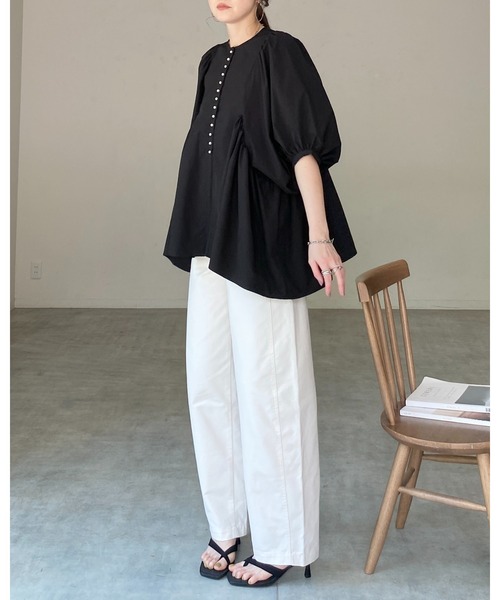 She's Closet(シーズクローゼット)の「パールボタン ボリューム袖 ギャザー ペプラム チュニックブラウス(チュニック・レディース・ホワイト/ブラック・FREE)」の17枚目の写真