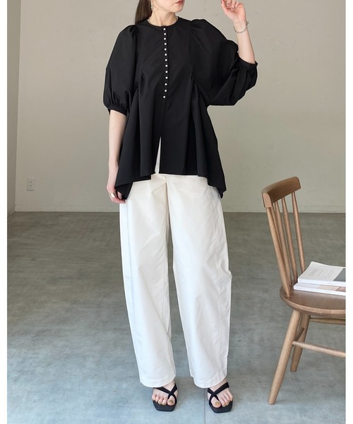 She's Closet(シーズクローゼット)の「パールボタン ボリューム袖 ギャザー ペプラム チュニックブラウス(チュニック・レディース・ホワイト/ブラック・FREE)」の18枚目の写真