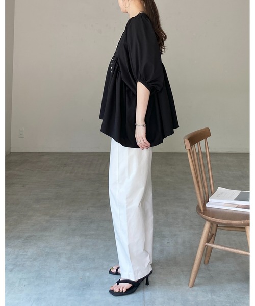 She's Closet(シーズクローゼット)の「パールボタン ボリューム袖 ギャザー ペプラム チュニックブラウス(チュニック・レディース・ホワイト/ブラック・FREE)」の19枚目の写真