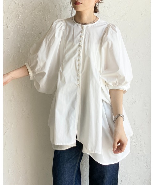 She's Closet(シーズクローゼット)の「パールボタン ボリューム袖 ギャザー ペプラム チュニックブラウス(チュニック・レディース・ホワイト/ブラック・FREE)」の21枚目の写真