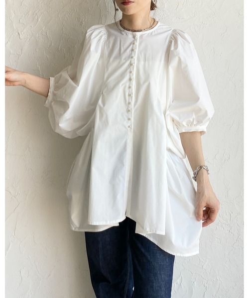 She's Closet(シーズクローゼット)の「パールボタン ボリューム袖 ギャザー ペプラム チュニックブラウス(チュニック・レディース・ホワイト/ブラック・FREE)」の22枚目の写真