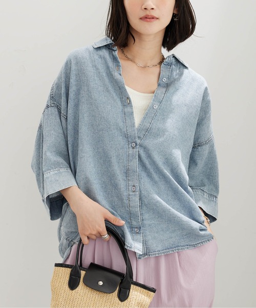 BELLUNA PLUS(ベルーナ)の「シアーデニム素材裾タックゆったりシャツ(シャツ/ブラウス・レディース・ケミカルウォッシュ/ネイビー・M/L/XL/2XL)」の2枚目の写真
