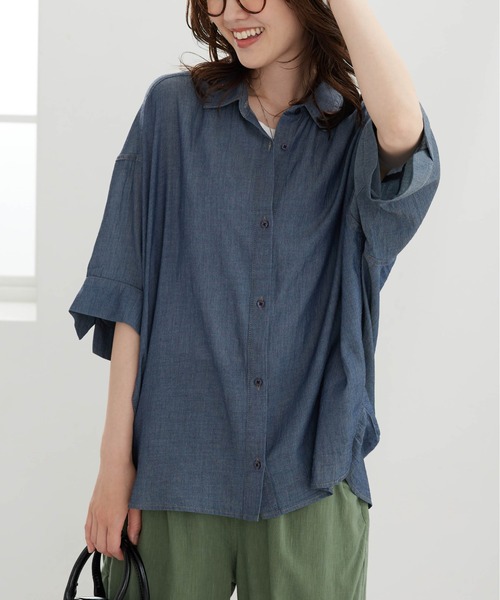 BELLUNA PLUS(ベルーナ)の「シアーデニム素材裾タックゆったりシャツ(シャツ/ブラウス・レディース・ケミカルウォッシュ/ネイビー・M/L/XL/2XL)」の3枚目の写真