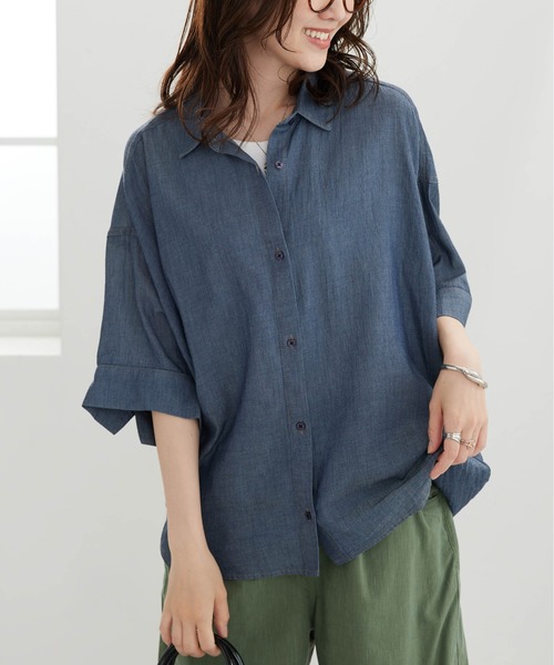 BELLUNA PLUS(ベルーナ)の「シアーデニム素材裾タックゆったりシャツ(シャツ/ブラウス・レディース・ケミカルウォッシュ/ネイビー・M/L/XL/2XL)」の4枚目の写真