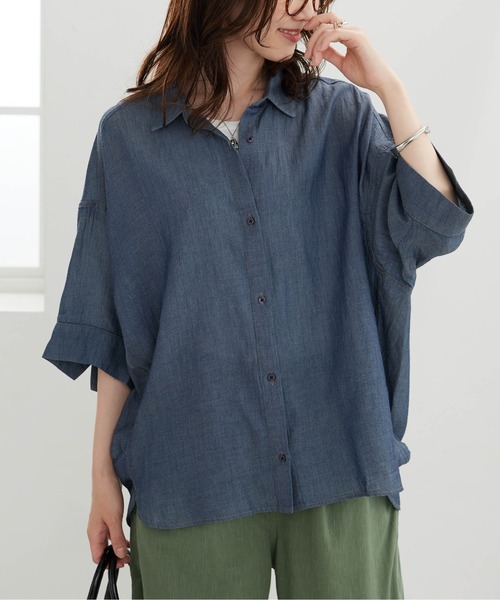 BELLUNA PLUS(ベルーナ)の「シアーデニム素材裾タックゆったりシャツ(シャツ/ブラウス・レディース・ケミカルウォッシュ/ネイビー・M/L/XL/2XL)」の5枚目の写真