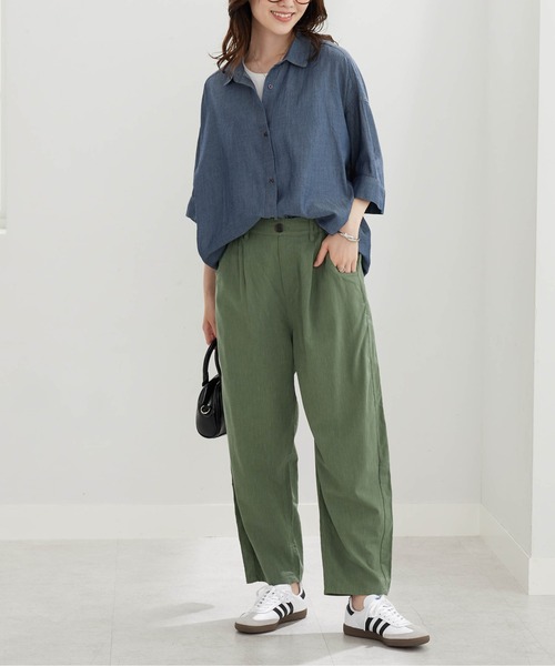 BELLUNA PLUS(ベルーナ)の「シアーデニム素材裾タックゆったりシャツ(シャツ/ブラウス・レディース・ケミカルウォッシュ/ネイビー・M/L/XL/2XL)」の11枚目の写真