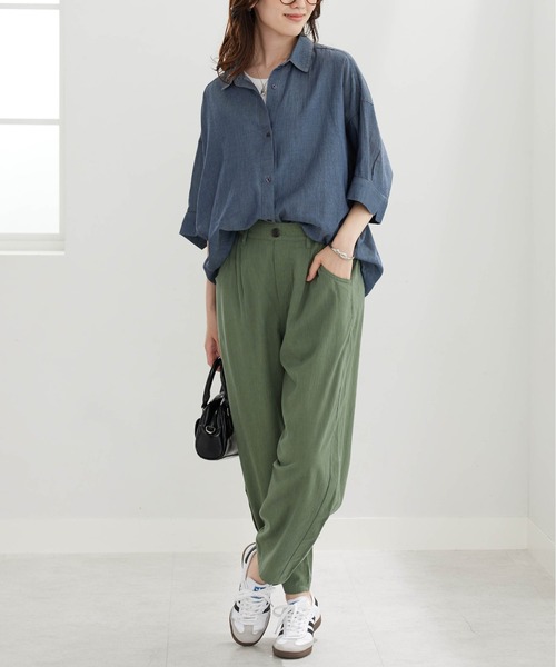 BELLUNA PLUS(ベルーナ)の「シアーデニム素材裾タックゆったりシャツ(シャツ/ブラウス・レディース・ケミカルウォッシュ/ネイビー・M/L/XL/2XL)」の14枚目の写真