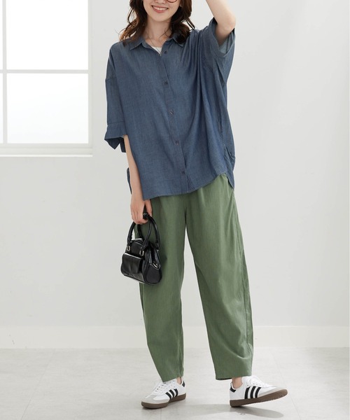 BELLUNA PLUS(ベルーナ)の「シアーデニム素材裾タックゆったりシャツ(シャツ/ブラウス・レディース・ケミカルウォッシュ/ネイビー・M/L/XL/2XL)」の6枚目の写真