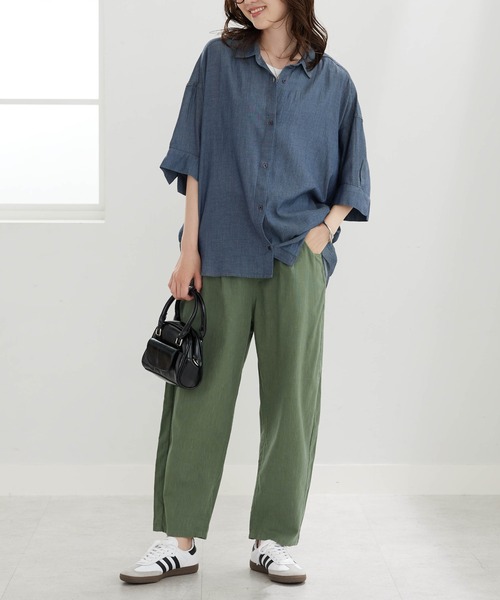 BELLUNA PLUS(ベルーナ)の「シアーデニム素材裾タックゆったりシャツ(シャツ/ブラウス・レディース・ケミカルウォッシュ/ネイビー・M/L/XL/2XL)」の7枚目の写真