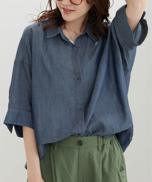 BELLUNA PLUS(ベルーナ)の「シアーデニム素材裾タックゆったりシャツ(シャツ/ブラウス・レディース・ケミカルウォッシュ/ネイビー・M/L/XL/2XL)」の9枚目の写真