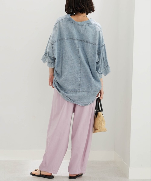 BELLUNA PLUS(ベルーナ)の「シアーデニム素材裾タックゆったりシャツ(シャツ/ブラウス・レディース・ケミカルウォッシュ/ネイビー・M/L/XL/2XL)」の21枚目の写真