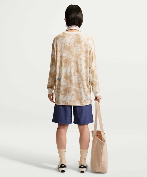 NIKE（ナイキ）の「ナイキ スポーツウェア ウィメンズ オーバーサイズド ロングスリーブ Tシャツ / Nike Sportswear Women's Oversized Long-Sleeve T-Shirt IW1215-242 British Khaki（Tシャツ/カットソー・レディース・ブラウン系その他2・XL/XS/S/M/L）」の2枚目の写真