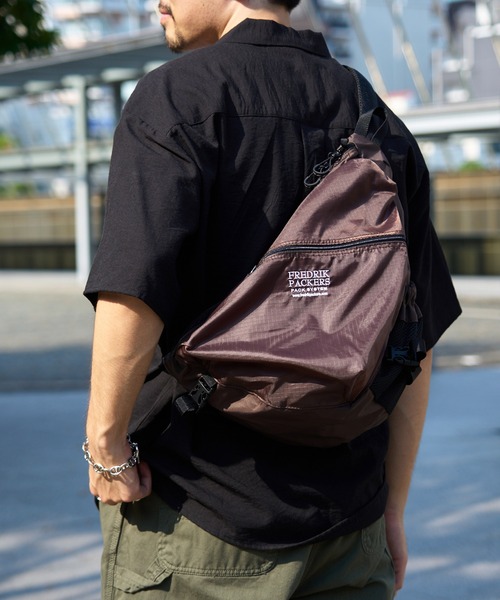 FREDRIK PACKERS(フレドリックパッカーズ)の「【FREDRIK PACKERS】ACCORD SLING(ショルダーバッグ・メンズ・ブラック/ブラウン・FREE)」の2枚目の写真