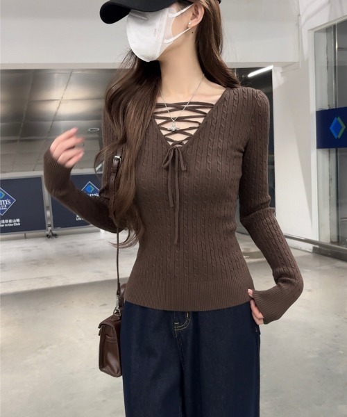 AMAJI(アマジ)の「カシュクール リボン付き ケーブル編み タイトニットトップス(ニット/セーター・レディース・ホワイト/ブラック/ブラウン/レッド/イエロー・FREE)」の10枚目の写真