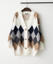 抜け感シルエットで魅せるアーガイルVネックニットカーデ