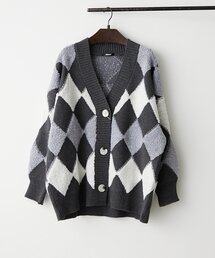 抜け感シルエットで魅せるアーガイルVネックニットカーデ