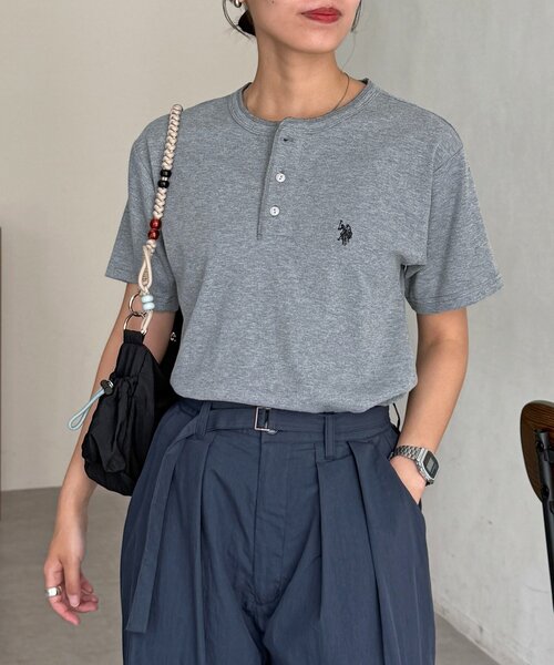U.S. POLO ASSN.(ユーエスポロアッスン)の「コンパクトリブヘンリーT(Tシャツ/カットソー・メンズ・グレー/ブラック/ブラウン/ホワイト・LARGE/MEDIUM)」の1枚目の写真