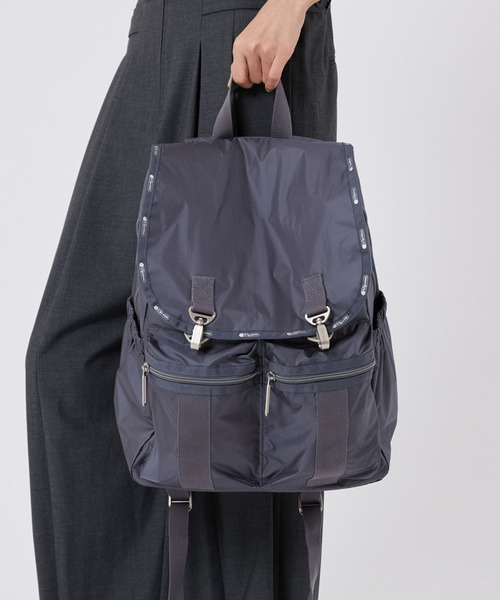 LeSportsac(レスポートサック)の「【Essential Collection×Naoko Okusa】MODERN FLAP BACKPACK3 シャドウグレーC(バックパック/リュック・レディース・グレー・FREE)」の2枚目の写真