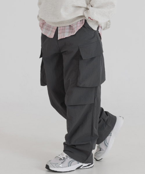 PIANER KIDS(ピアネールキッズ)の「ナイロンカーゴパラシュートパンツ(チャコール)(スウェットパンツ・レディース・チャコール・S(120-130cm)/M(130-140cm)/L(140-150cm)/XL(150-160㎝))」の1枚目の写真