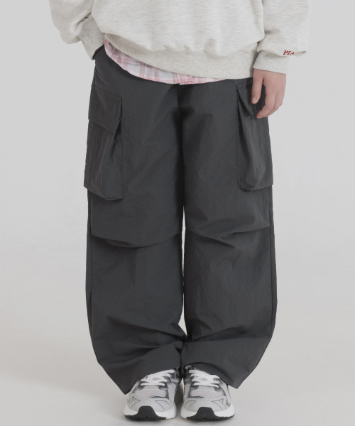 PIANER KIDS(ピアネールキッズ)の「ナイロンカーゴパラシュートパンツ(チャコール)(スウェットパンツ・レディース・チャコール・S(120-130cm)/M(130-140cm)/L(140-150cm)/XL(150-160㎝))」の2枚目の写真