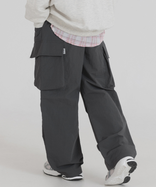 PIANER KIDS(ピアネールキッズ)の「ナイロンカーゴパラシュートパンツ(チャコール)(スウェットパンツ・レディース・チャコール・S(120-130cm)/M(130-140cm)/L(140-150cm)/XL(150-160㎝))」の4枚目の写真