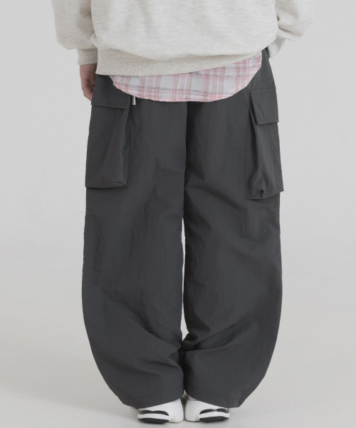 PIANER KIDS(ピアネールキッズ)の「ナイロンカーゴパラシュートパンツ(チャコール)(スウェットパンツ・レディース・チャコール・S(120-130cm)/M(130-140cm)/L(140-150cm)/XL(150-160㎝))」の5枚目の写真
