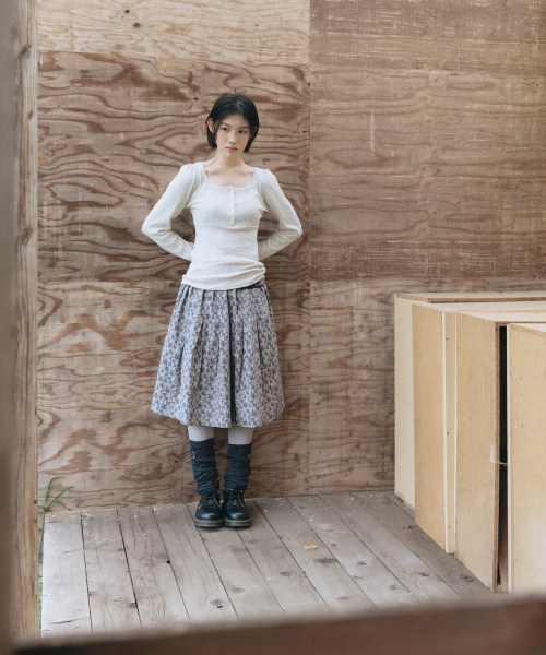 OHESHIO(オヘシオ)の「PUNCHING SQUARE BUTTON KNIT LONG SLEEVE, GRAY(Tシャツ/カットソー・レディース・その他・FREE)」の2枚目の写真