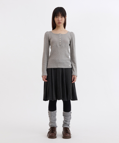 OHESHIO(オヘシオ)の「PUNCHING SQUARE BUTTON KNIT LONG SLEEVE, GRAY(Tシャツ/カットソー・レディース・その他・FREE)」の4枚目の写真