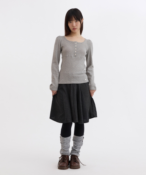 OHESHIO(オヘシオ)の「PUNCHING SQUARE BUTTON KNIT LONG SLEEVE, GRAY(Tシャツ/カットソー・レディース・その他・FREE)」の6枚目の写真