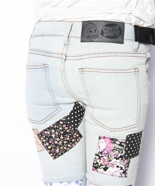 MIDWEST（ミッドウエスト）の「CHEAP MONDAY　花柄パッチユーズドブルージーンズ（デニムパンツ・メンズ・ブルー・27）」の5枚目の写真