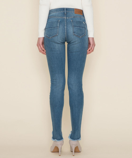 Moname(モナーム)の「アンクルスキニー デニムパンツ EMA(エマ)(デニムパンツ・レディース・ブルー・24inch/25inch/23inch/26inch/27inch)」の7枚目の写真