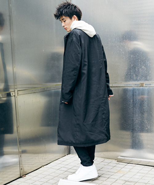 kutir（クティール）の「big soutien collar/ナイロンビッグステンカラーコート（ステンカラーコート・メンズ・ブラック/ベージュ・MEDIUM/LARGE）」の5枚目の写真