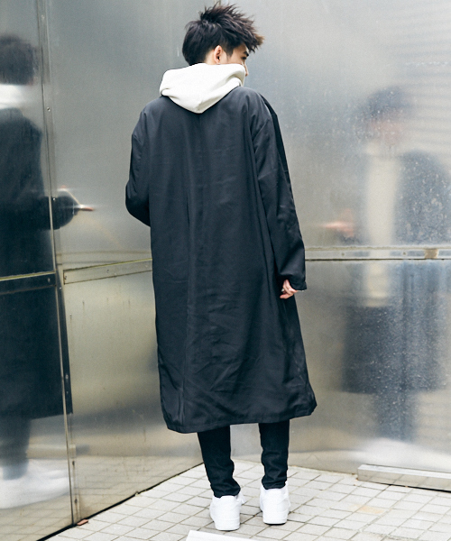 kutir（クティール）の「big soutien collar/ナイロンビッグステンカラーコート（ステンカラーコート・メンズ・ブラック/ベージュ・MEDIUM/LARGE）」の9枚目の写真