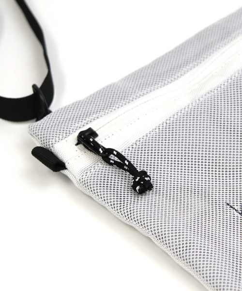 knock through abstraction（ノックスルーアブストラクション）の「【knock through abstraction/ノックスルーアブストラクション】reflection fabric sacoche（ショルダーバッグ・メンズ・ホワイト/ブラック・FREE）」の4枚目の写真