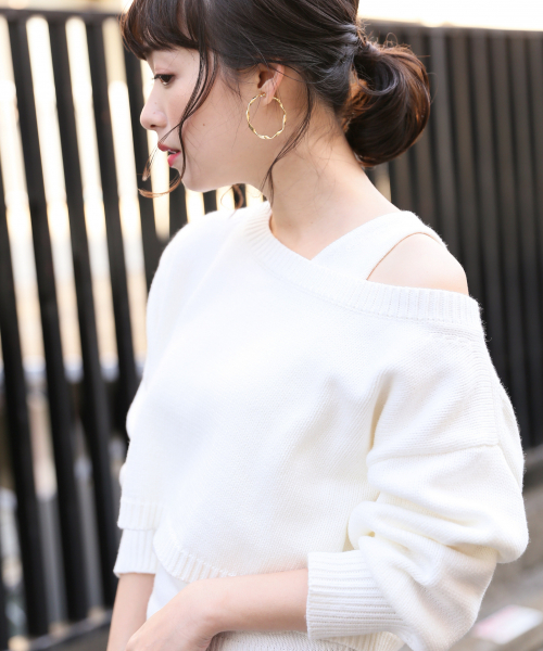 LOWRYS FARM（ローリーズファーム）の「５Ｇオフショル２Ｐプルオーバー　826401（ニット/セーター・レディース・オフホワイト/ブラック/ベージュ・FREE）」の6枚目の写真