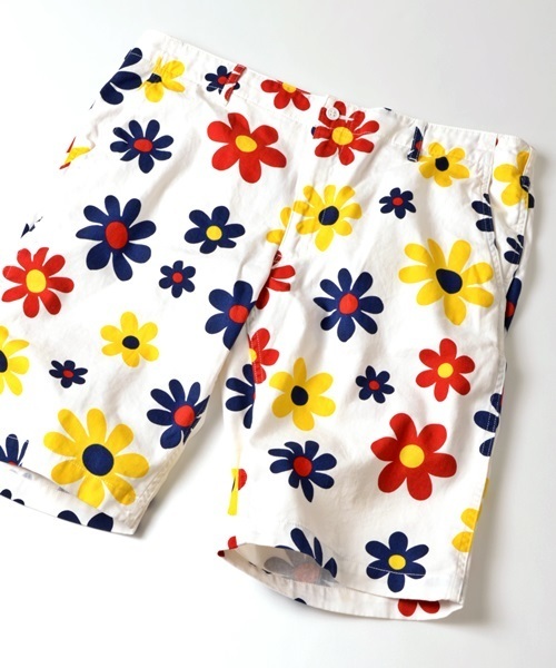 SHIPS GENERAL SUPPLY（シップスジェネラルサプライ）の「SGS: フラワープリント/バミューダショーツ■（チノパンツ・メンズ・ベージュ/ネイビー/ブルー系その他/ブラック/ブルー/ダークネイビー/オフホワイト/オリーブ/ホワイト系その他/ブルーグラス/ストーン・X-LARGE/LARGE/SMALL/MEDIUM）」の2枚目の写真