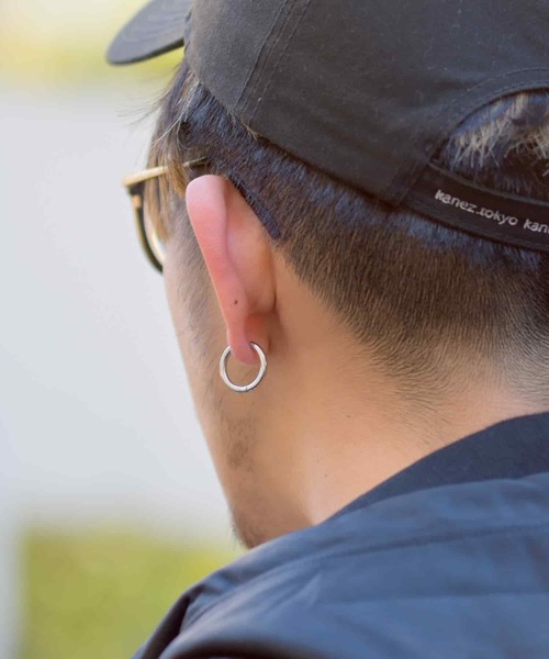 LION HEART（ライオンハート）の「【LION HEART】Monotoneプレーンフープピアス 03EA0055　メンズギフト/誕生日/クリスマス/プレゼント/ペアアクセ（ピアス（片耳用）・メンズ・ブラック/シルバー/ゴールド・M/L）」の13枚目の写真