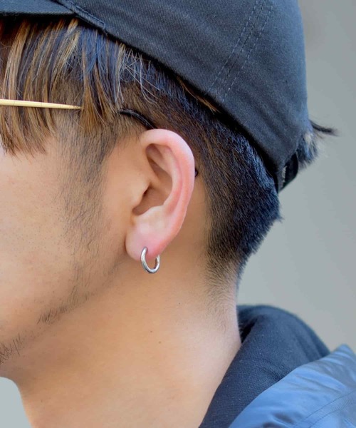 LION HEART（ライオンハート）の「【LION HEART】Monotoneプレーンフープピアス 03EA0055　メンズギフト/誕生日/クリスマス/プレゼント/ペアアクセ（ピアス（片耳用）・メンズ・ブラック/シルバー/ゴールド・M/L）」の19枚目の写真