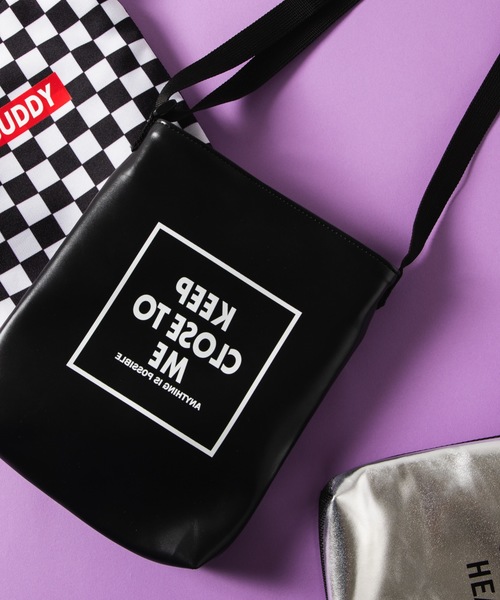 WEGO（ウィゴー）の「WEGO/ロゴプリントミニショルダーバッグ（ショルダーバッグ・レディース・ホワイト/ブラック/ベージュ/パープル/レッド/ライム/シルバー/ブラック系その他/その他1/ライトピンク・FREE）」の4枚目の写真