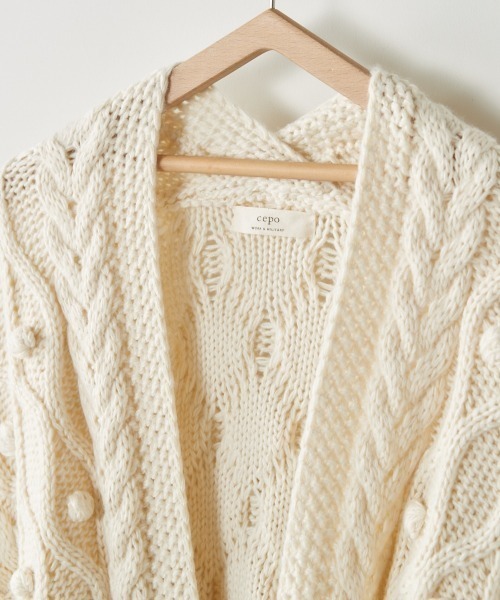 cepo（セポ）の「ポンポンケーブルラップカーデ（カーディガン/ボレロ・レディース・オフホワイト/モカ・M）」の4枚目の写真
