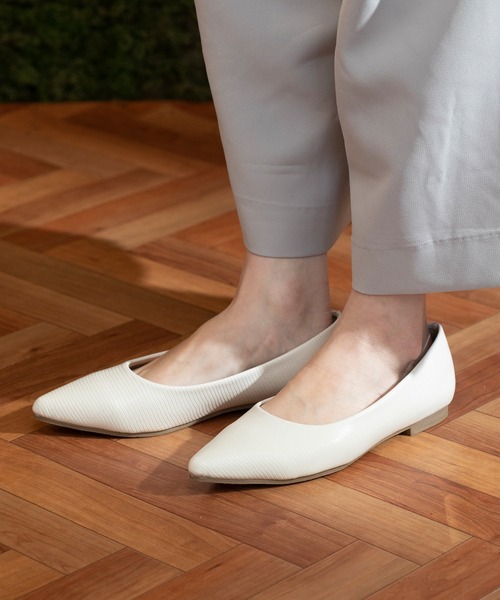 menue（メヌエ）の「【ふわっと軽い エアスイート】 走れるパンプス フラットヒール パンプス - 新色追加 -（パンプス・レディース・ブラック系その他2/ブラック系その他3/ブラウン系その他/ブラック/レオパード/ラベンダー/ブラック系その他/ボルドー/パイソン/ベージュ系その他/グレイッシュベージュ/その他/ライトグリーン/アッシュグレー/ブラック系その他5/グレー/ブルーグレー/アイボリー/ゼブラ/ベージュ系その他3/ベージュ系その他4/ホワイト系その他/ブラック系その他6/ベージュ系その他2/グレイッシュブルー/ブラック系その他4/ブラック系その他7/ベージュ系その他5/グレー系その他/ホワイト系その他2/イエロー/ホワイト系その他3/ブラウン/ブラウン系その他2/その他1/グリーン/パープル/ダークベージュ/ブラック系/ネイビー/オフホワイト/ライトグレー/ベージュ系/その他2/ライトブルー/ベージュ系その他6/ベージュ系その他7/オリーブ/ベージュ系1/ベージュ系2/ゴールド/シルバー/ブラック系2/ブラック系1/グレー系/グレー系その他2/ダークグレー/ブラック系3/ブラウン系その他3/ブラック系4/ブラック系5/シルバー系その他/ブラック系6・22.0cm/21.5cm/25.0cm/24.5cm/23.5cm/23.0cm/26.0cm/22.5cm/24.0cm/26.5cm/25.5cm/21.0cm）」の4枚目の写真