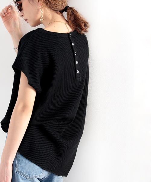 classicalelf(クラシカルエルフ)の「しっかり肉厚ワッフル。バックヘンリーフレンチTシャツ(Tシャツ/カットソー・レディース・ベージュ/ブラック/ホワイト/モカ・MEDIUM/LARGE/X-LARGE/SMALL)」の3枚目の写真