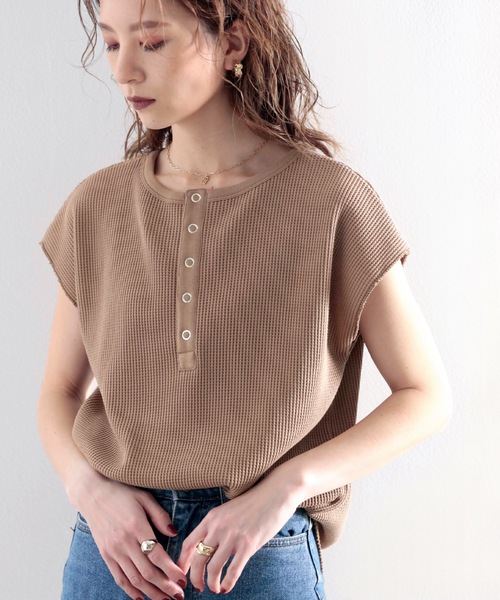 classicalelf(クラシカルエルフ)の「しっかり肉厚ワッフル。バックヘンリーフレンチTシャツ(Tシャツ/カットソー・レディース・ベージュ/ブラック/ホワイト/モカ・MEDIUM/LARGE/X-LARGE/SMALL)」の4枚目の写真