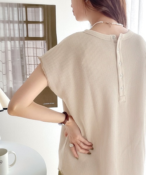 classicalelf(クラシカルエルフ)の「しっかり肉厚ワッフル。バックヘンリーフレンチTシャツ(Tシャツ/カットソー・レディース・ベージュ/ブラック/ホワイト/モカ・MEDIUM/LARGE/X-LARGE/SMALL)」の20枚目の写真