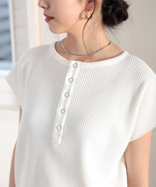 classicalelf(クラシカルエルフ)の「しっかり肉厚ワッフル。バックヘンリーフレンチTシャツ(Tシャツ/カットソー・レディース・ベージュ/ブラック/ホワイト/モカ・MEDIUM/LARGE/X-LARGE/SMALL)」の14枚目の写真