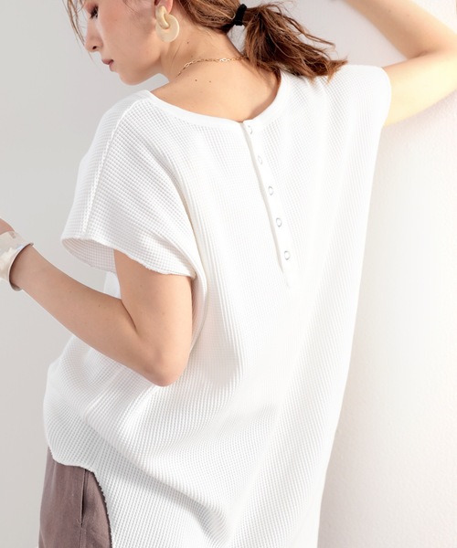 classicalelf(クラシカルエルフ)の「しっかり肉厚ワッフル。バックヘンリーフレンチTシャツ(Tシャツ/カットソー・レディース・ベージュ/ブラック/ホワイト/モカ・MEDIUM/LARGE/X-LARGE/SMALL)」の7枚目の写真